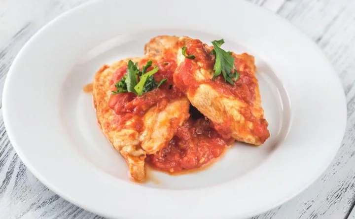 Pollo en salsa de tomate, cebolla y ajo
